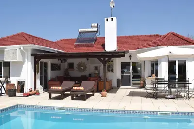 Image de Bungalow de 3 chambres magnifiquement rénové situé près de la mer.