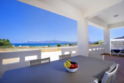 Image de Incroyable villa de mer de 3 chambres à côté de la plage de sable