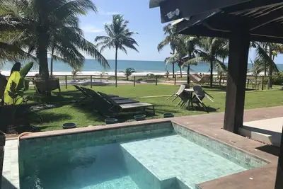 Image de Charmante maison en front de mer avec 5 suites, piscine, espace gastronomique