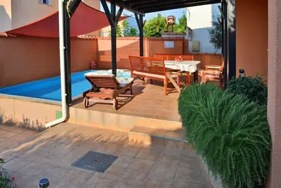Image de 3 Br Og Appartement avec piscine à Tribunj