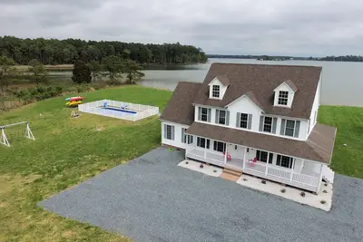 Bord de l'eau 5br / 3. 5ba avec piscine privée, quai, foyer, kayaks, plage pour 18 personnes