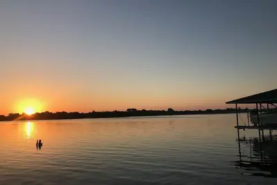 Image de Belle propriété au bord du lac à quelques minutes de la magnifique place du centre-ville