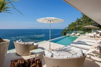 Image de Villa Oceanfront Moderne Et De Luxe