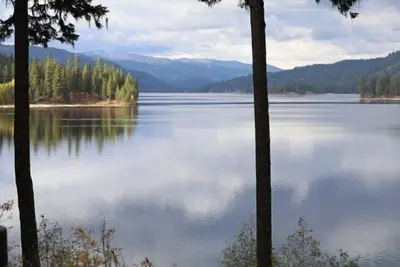Image de Cabine De Logement De Lakefront Avec ACCÈS À La Plage Et Bateau À Bateau