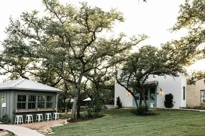 Image de Austin Hill Country Retreat avec piscine d'eau salée