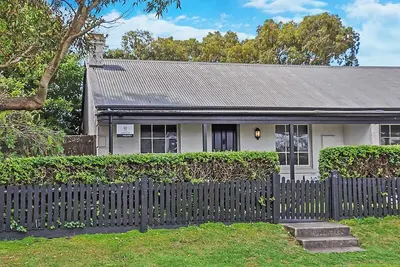 Image de Cottage 2 chambres acceptant les animaux domestiques, à proximité du centre-ville avec jardin entièrement clôturé