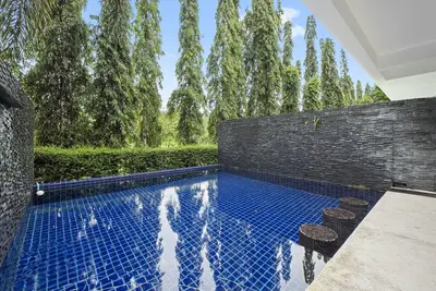 Image de Villa moderne et lumineuse avec 5 chambres, piscine privée, pour 14 personnes. À 10 min de la plage de Patong