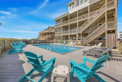 Image de Frisco-Elevator en bord de mer rempli d'aménagements somptueux. Piscine, hot tub, salle de jeux et plus