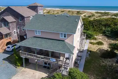 Image de Avoir une balle au bord de la mer, Avon avec piscine, Tiki Bar, bain à remous, salle de jeux, Wet Bar, etc.