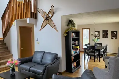 Image de Prêt pour les vacances et la saison de ski! Maison contemporaine de 3 chambres à Split Rock