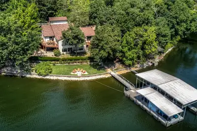 Image de Family Fun Lakefront Vacation Home # 6 sur 12, 6bd 4 sdb, 6100 pieds carrés, pour 32 personnes