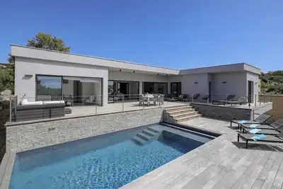 Image de Villa d’Architecte, Panorama 180° Mer et Maquis, Piscine, 5 chambres, climatisée