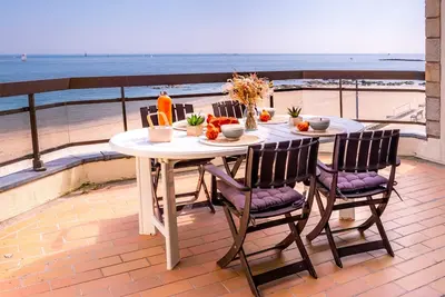 Image de Larmor-Plage T4 Spacieux avec Terrasse, Ascenseur et Parking face à la Mer