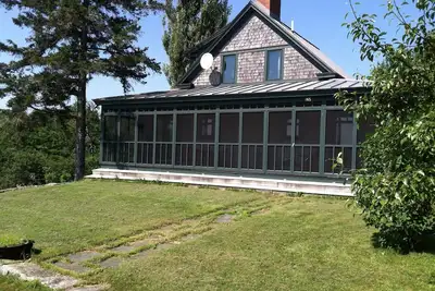 Farm Stay Cottage sur la magnifique ferme Toddy Pond à Monroe, Maine