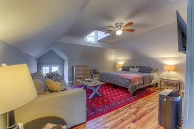 Image de Peut accueillir jusqu'à 8 personnes dans Cooper-Young!