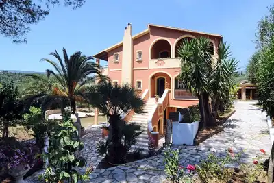Image de Villa Corfiot traditionnelle privée entourée d'oliviers