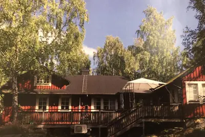 Image de Maison en bois rouge Ă Stockholm local resort