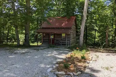 Image de Chalet n ° 6, petit chalet rustique situé dans le comté de Brown, dans l'Indiana