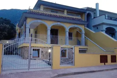 Image de villa entourée de verdure à 700 mètres de la mer