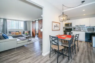 Image de 21st Flr Welcome Barn 2 Bedroom & 1 Bath + Parking in Atl Downtown+City View! ! !