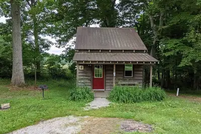 Image de Cabine 8, petite cabane rustique située dans le comté de Brown, dans l'Indiana