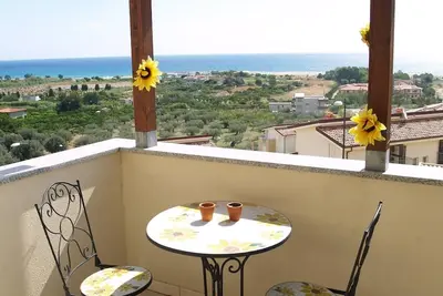 Image de Maison avec vue panoramique sur la mer et les montagnes