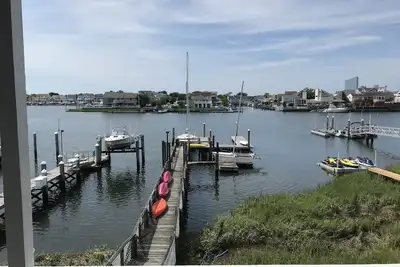 Image de Sur la maison de ville sur l'eau, quai privé, incroyable skyline Ac, réductions maintenant disponibles