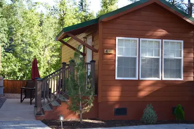 Image de Une cabine d'une chambre et d'une salle de bains donnant sur Christopher Creek.