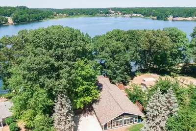 Image de 4100 sq ft Lakefront Cedar Lodge: fauteuil roulant-offre de nombreux luxes!