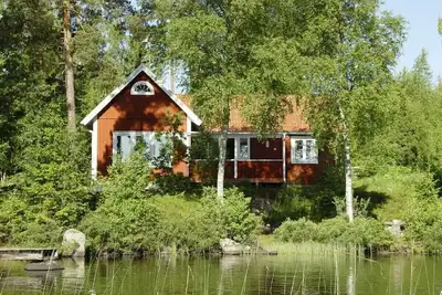 Image de Maison suédoise fantastique avec un endroit isolé sur un terrain de lac (seulement 10 m du lac)