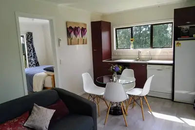 Image de Berry View Cottage Nouveau - Waitomo Hobbiton Mystery Creek. Petit déjeuner gratuit!