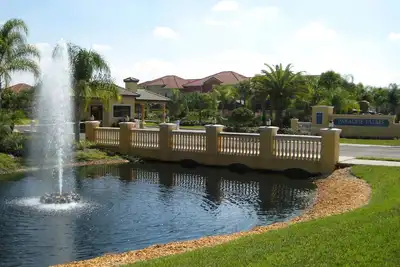 Image de Villa luxueuse et raffinée de 5 chambres avec piscine. Gated Resort. 10min de Disney