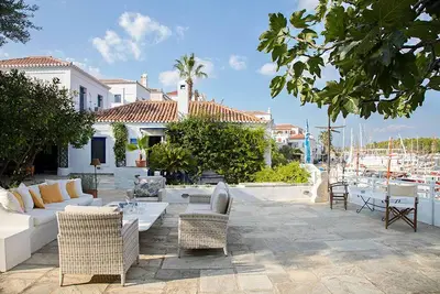 Image de Une maison de bord de mer de quatre chambres entretenue avec amour avec une véranda unique