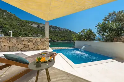 Image de Incroyable maison familiale en bord de mer avec piscine et plage privées