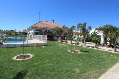 Image de Casa Perla, Idéal pour vos vacances, proche de la mer, wifi gratuit, air climatisé optionale, piscine privée, animeaux de compagnie autorisés, plage pour chiens