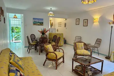 Image de Superbe appartement à 1 chambre, 2 min à pied des plages, restaurants, magasins.