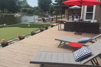 Image de Énorme Modern Waterfront Private Professional Putting Green Foodie Dream Kitchen