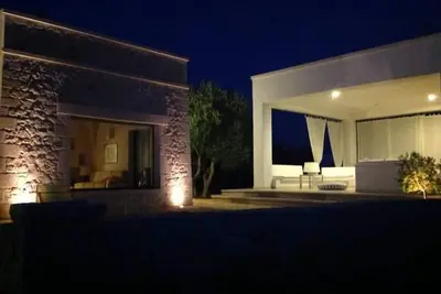 Image de maison raffinée avec une grande terrasse donnant sur l'étendue d'oliviers, chaîne hi-fi externe