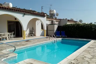Image de Villa avec piscine privée et jardin clos dans un endroit calme