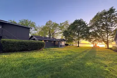 Image de Maison moderne Lake Front avec 75 'de façade sur le lac plat