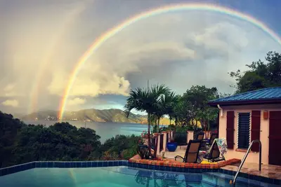 Image de Elégant Beachfront Villa avec piscine, chemin privé à la plage et calme Kayaks!