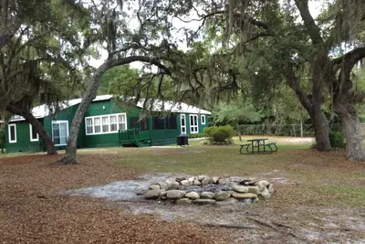 Image de Havre de campagne au bord du lac près d'Ocala et de la forêt -Avec canoë, gilets de sauvetage et grill!