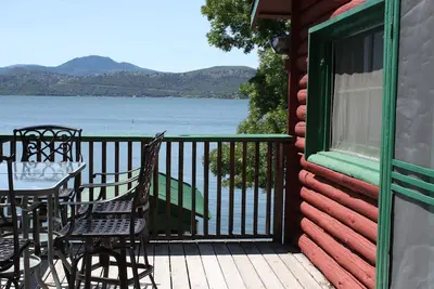 Image de Log Cabin rustique des années 1930 peut accueillir sept dans le cadre de domaine privé