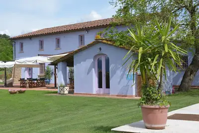 Image de Villa de style toscan avec piscine idéale pour les familles et les grands groupes