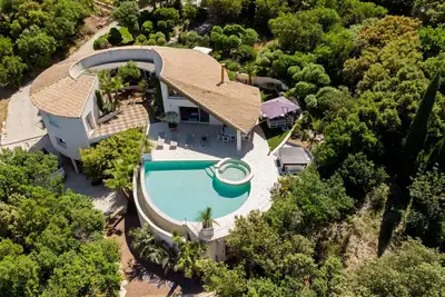 Image de Villa d'architecte contemporaine, avec piscine à débordement et jardin paysagé