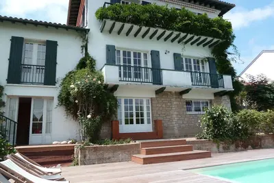 Image de Magnifique maison avec piscine chauffée à Bayonne centre ville.