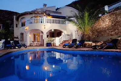 Image de Spa. Central. y Piscine CHAUFFÉE. Air Con. WiFi, Sky Tv. 12 minutes à pied de b