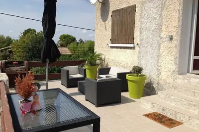 Image de Appartement en haut de villa avec terrasse et terrain pour animaux, 5 personnes