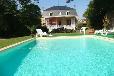 Image de Belle demeure avec parc et piscine privée dans propriété viticole du Bordelais