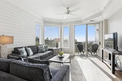 Image de Récemment mis à jour avec une vue paisible sur l'océan et à quelques pas de la plage et de la place Coligny!